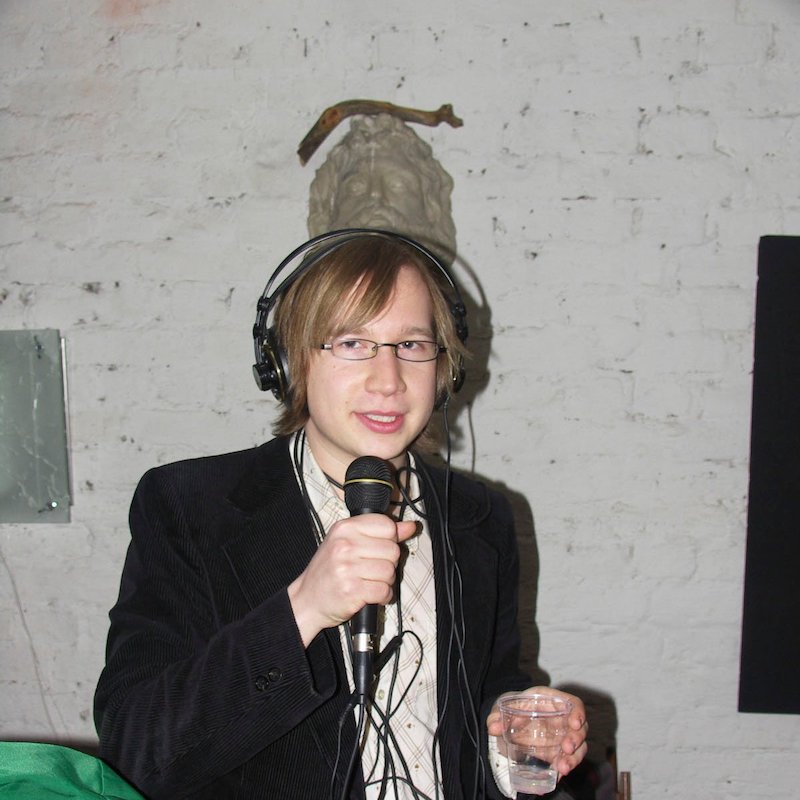Haastattelemassa Radio Hearille taiteilijoita Myymälä2-gallerian avajaisissa vuonna 2005